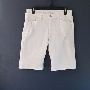 - GUC Old Navy curvy-profile ripped white Bermuda denim jean shorts size 4